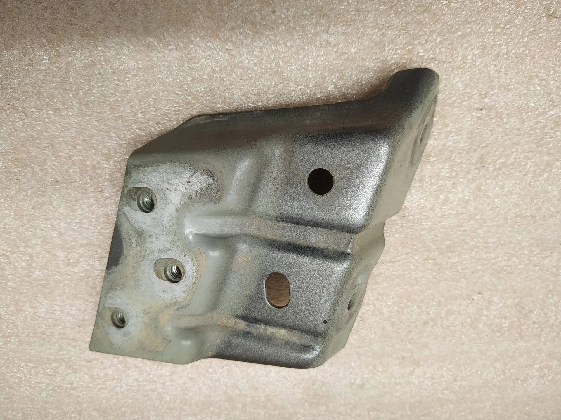 кронштейн крыла левый Volkswagen Touareg 2 7P6 2011