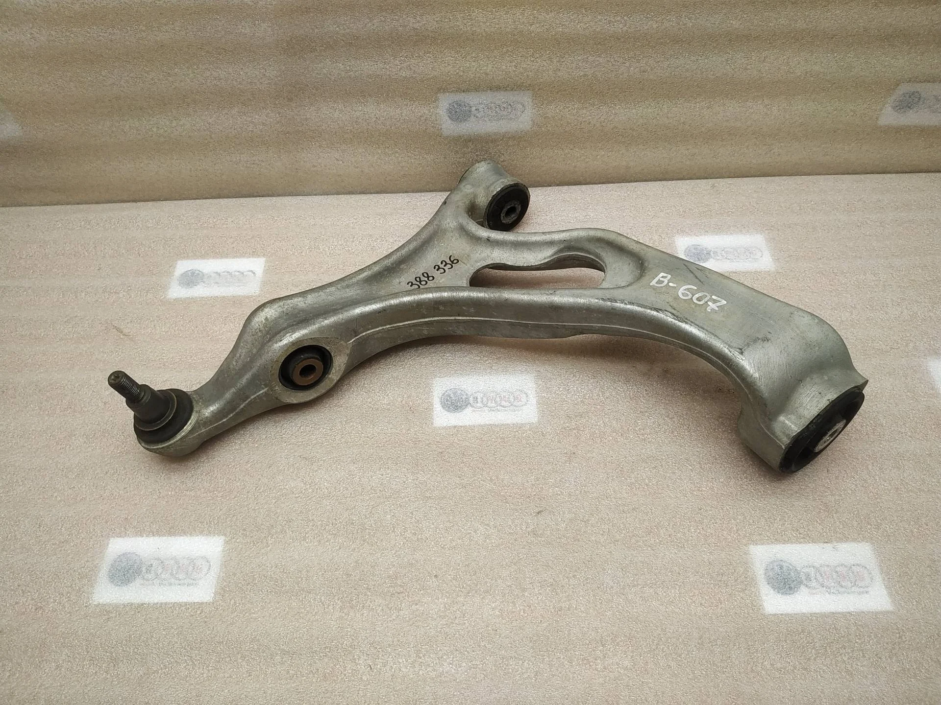 рычаг передний правый Volkswagen Touareg 2 7P6 2012