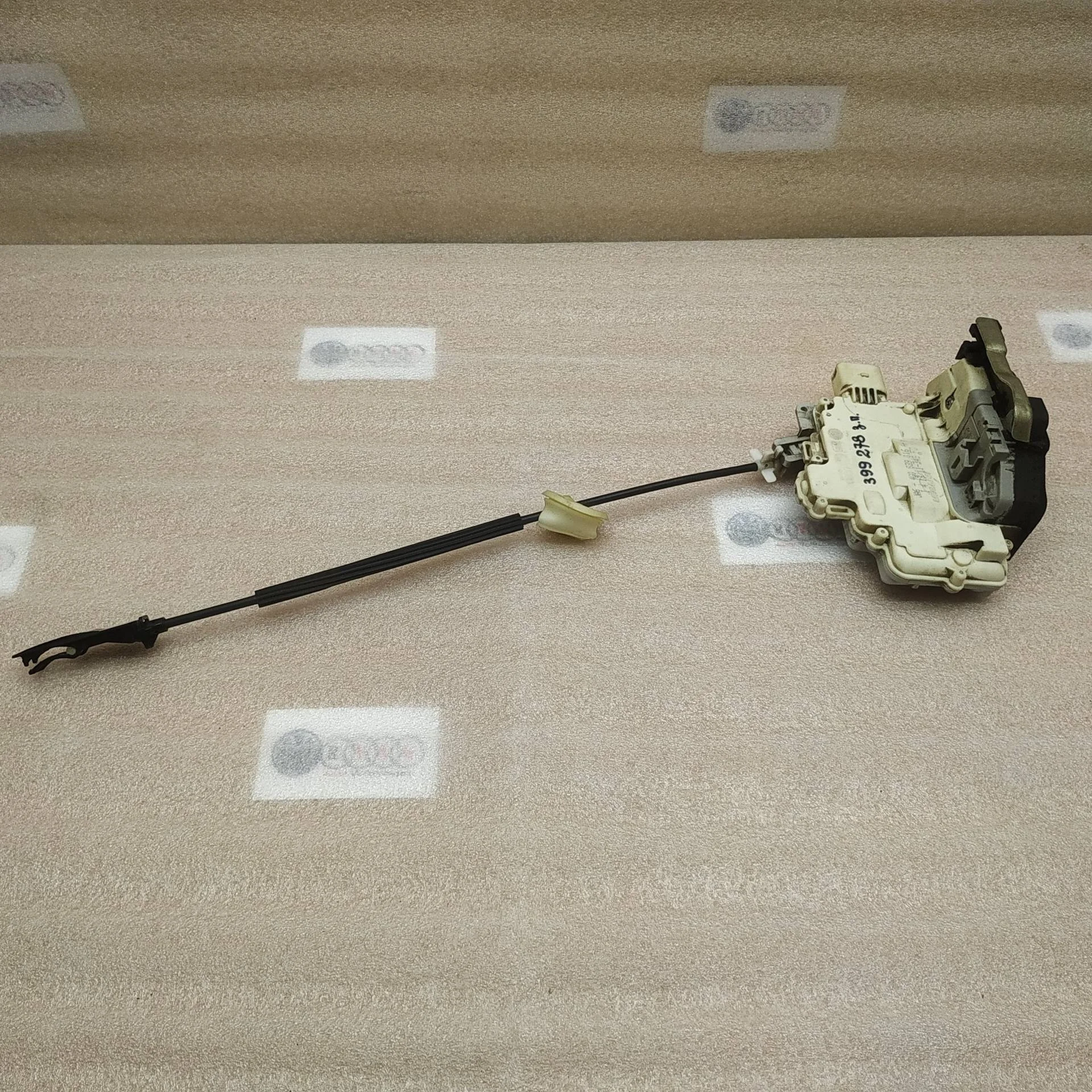 замок двери задней правой Volkswagen Touareg 2 7P6 2011