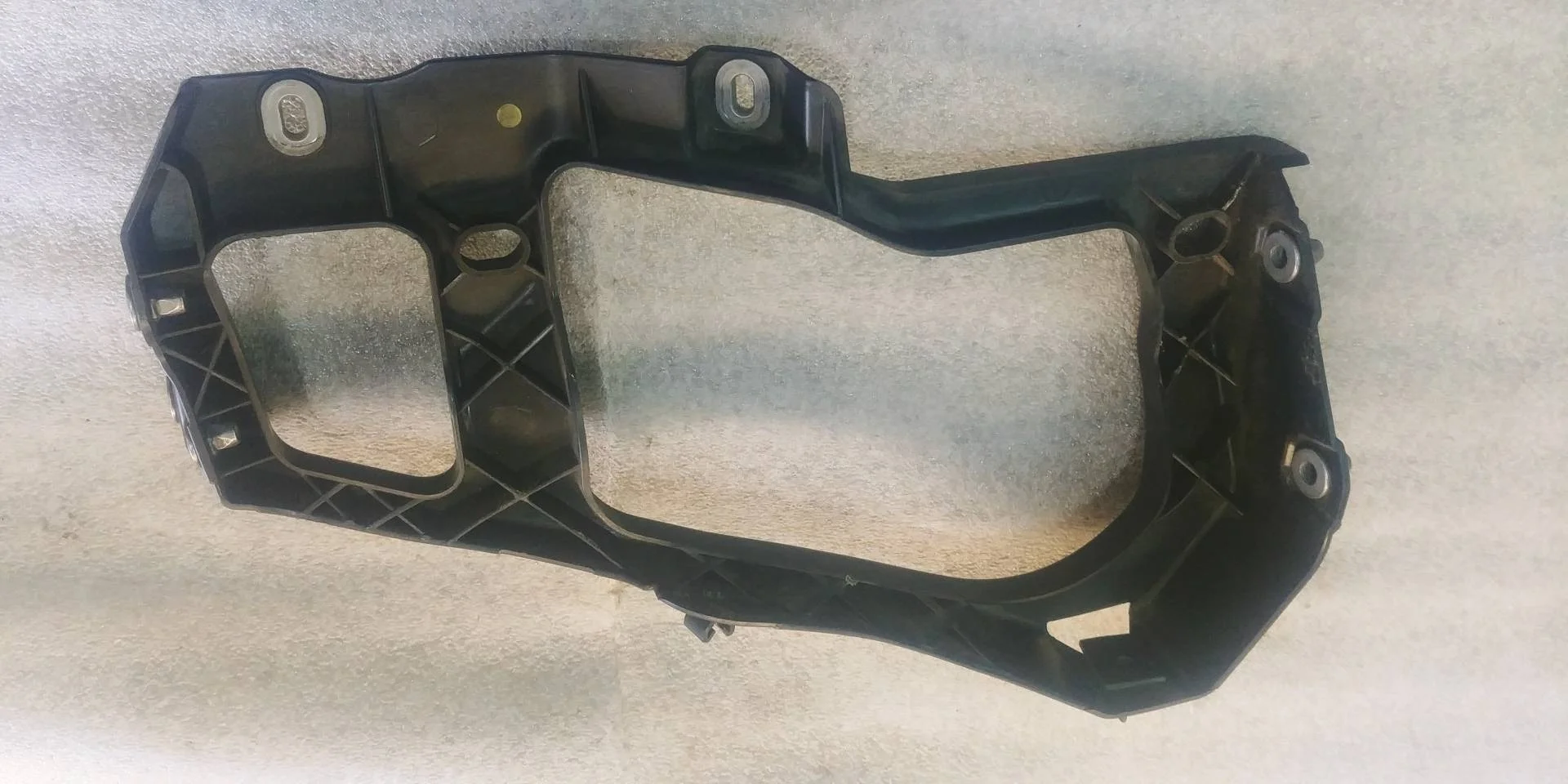 крепление фары (кронштейн фары) левой Volkswagen Touareg 2 7P6 2011