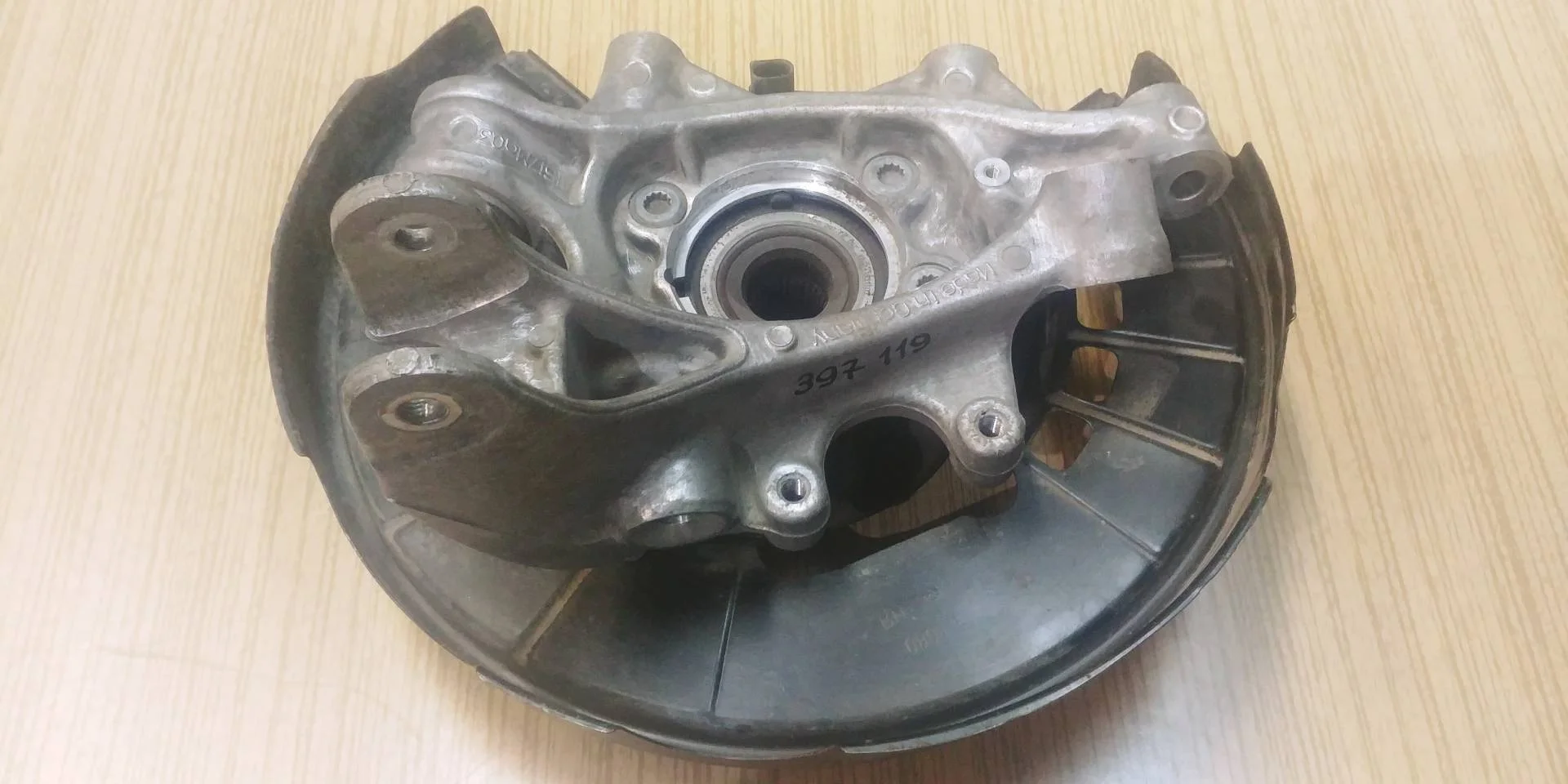 кулак задний правый Volkswagen Touareg 2 7P6 2011