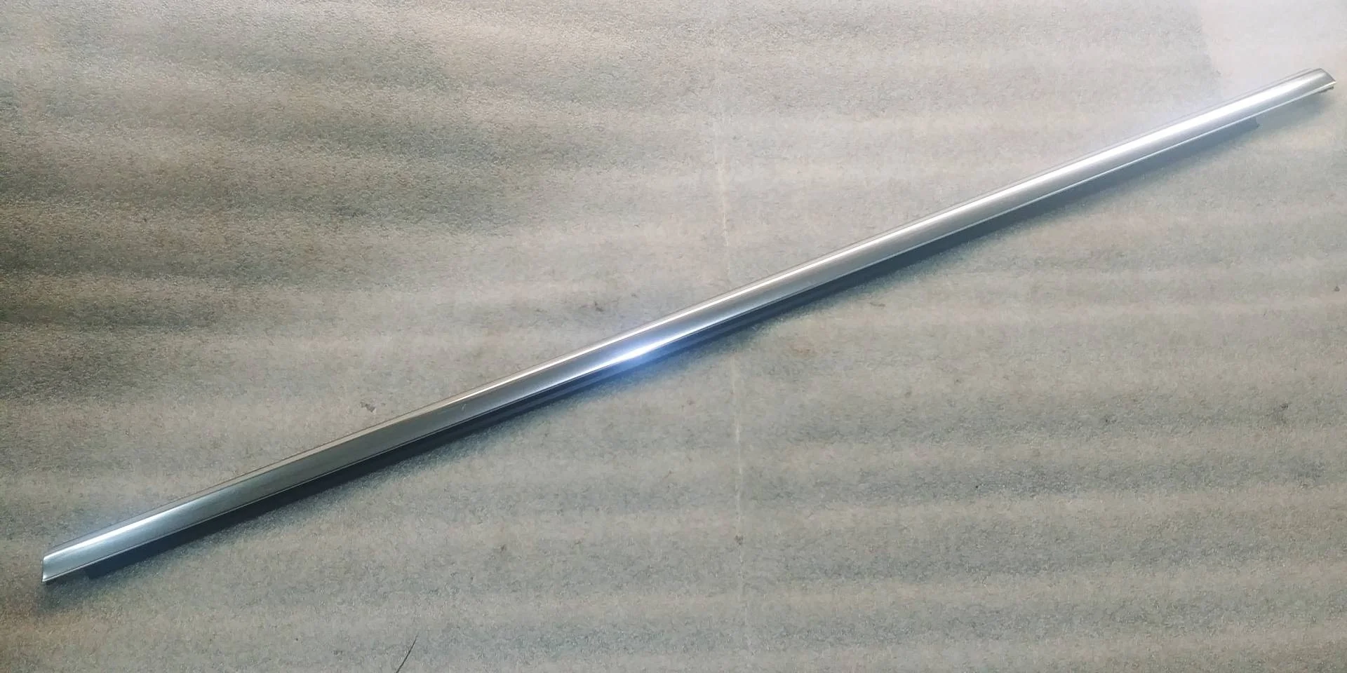 молдинг двери задней правой Volkswagen Touareg 2 7P6 2014