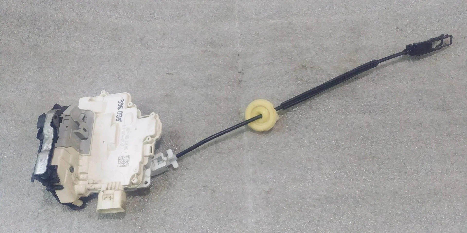 замок двери задней правой Volkswagen Touareg 2 7P6 2014