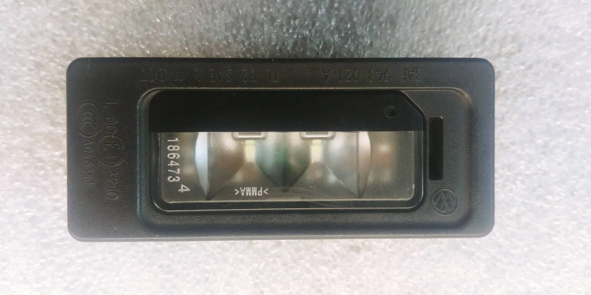 подсветка номера Volkswagen Touareg 2 7P6 2014