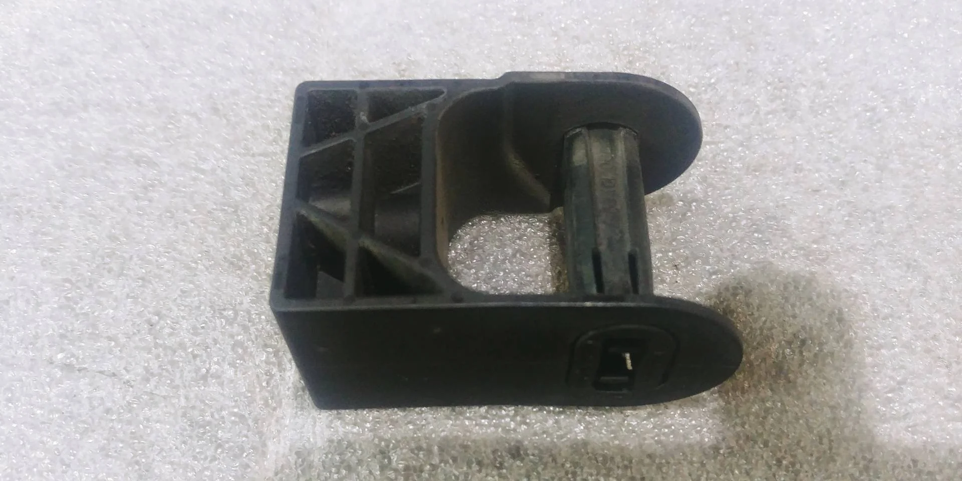 кронштейн (крепление) левый Volkswagen Touareg 2 7P6 2012