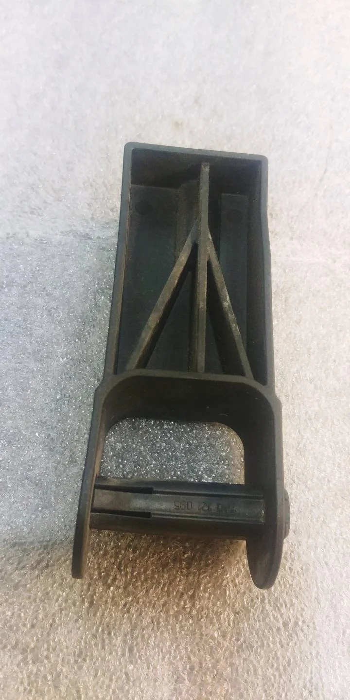 кронштейн (крепление) правый Volkswagen Touareg 2 7P6 2012