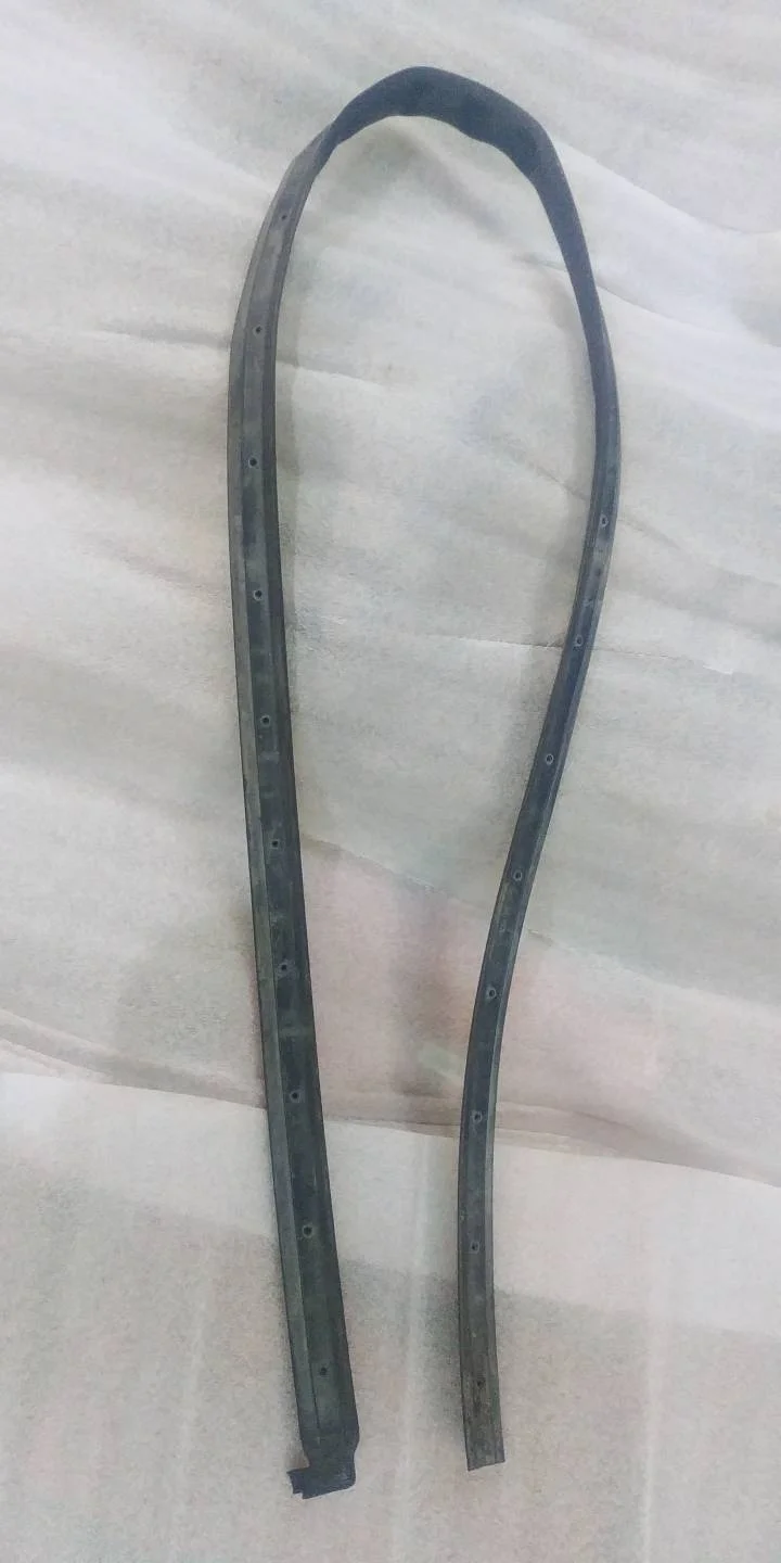 уплотнитель дверного проема передний левый Volkswagen Touareg 2 7P6 2014