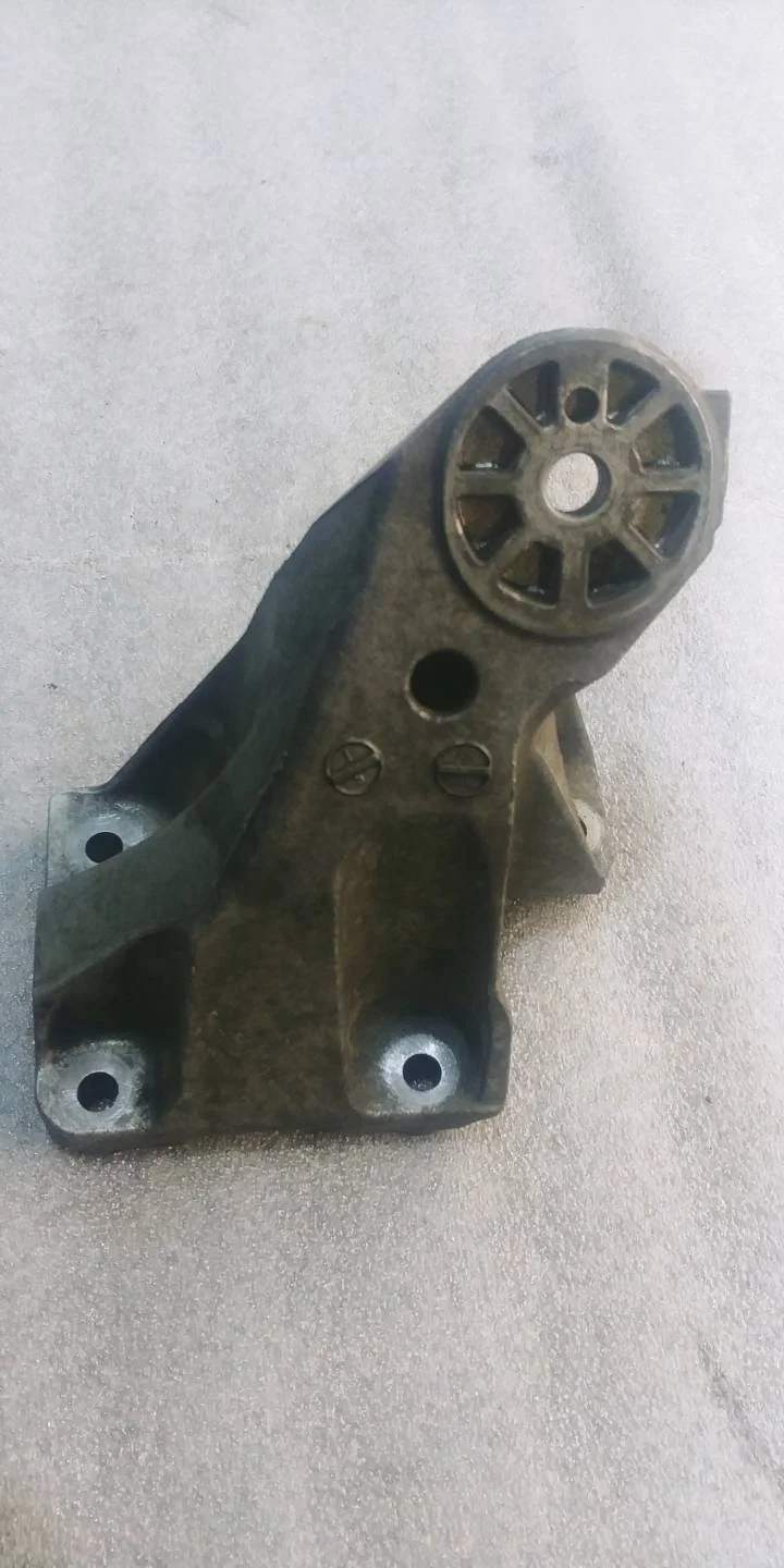 кронштейн двигателя правый Volkswagen Touareg 2 7P6 2012