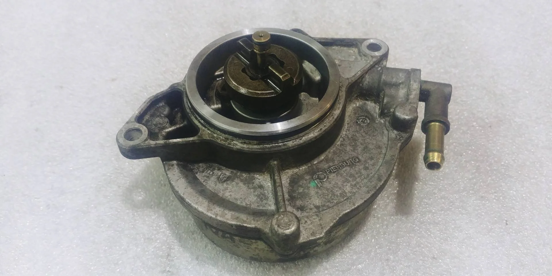 вакуумный насос Volkswagen Touareg 2 7P6 2012