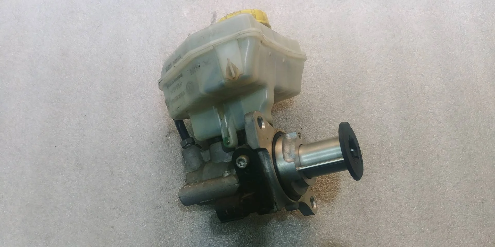 Главный тормознй цилиндр Volkswagen Touareg 2 7P6 2012