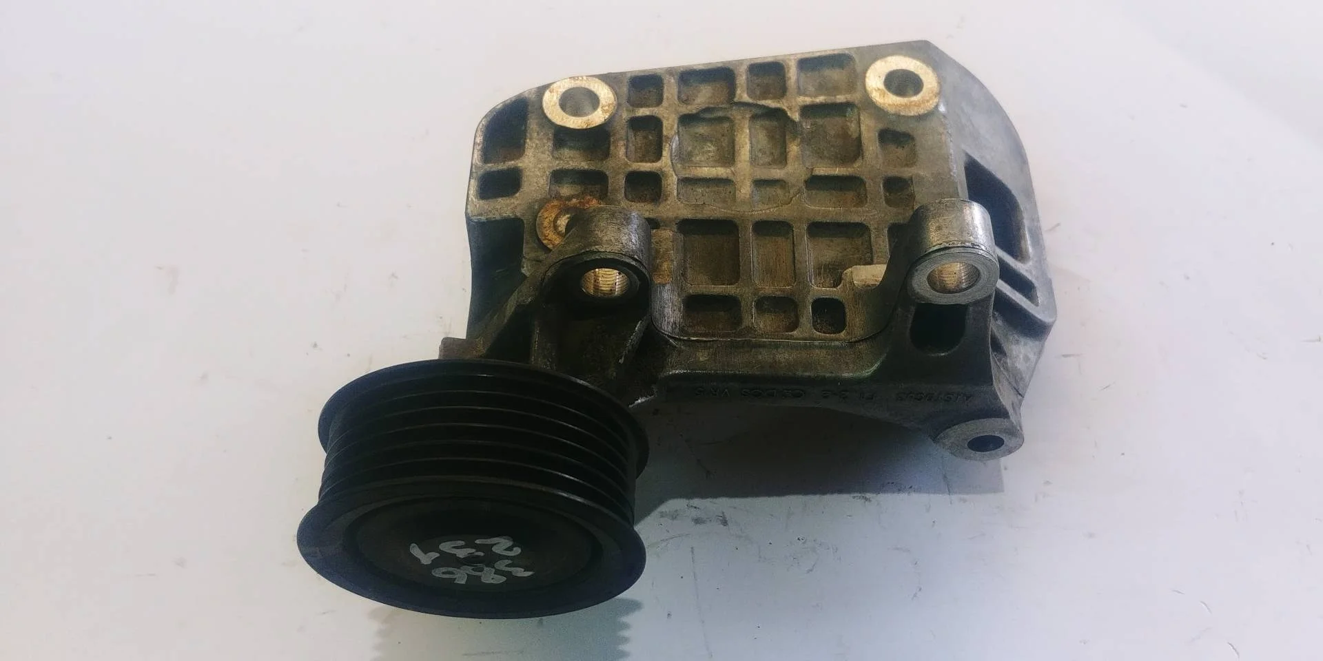 кронштейн генератора Volkswagen Touareg 2 7P6 2013