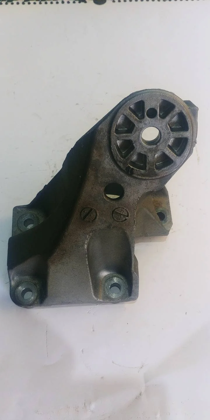 кронштейн двигателя правый Volkswagen Touareg 2 7P6 2013