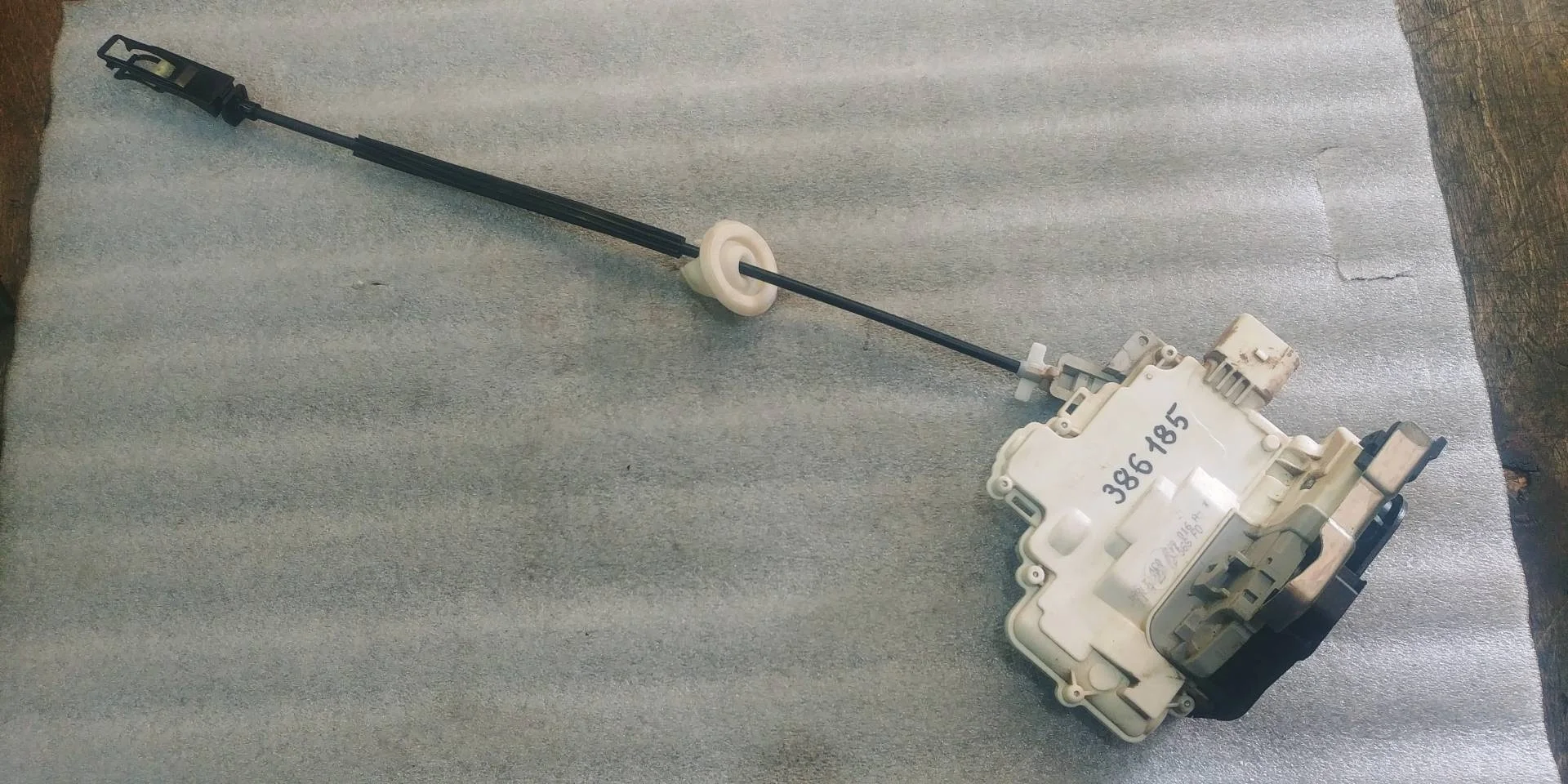 замок двери задней правой Volkswagen Touareg 2 7P6 2013