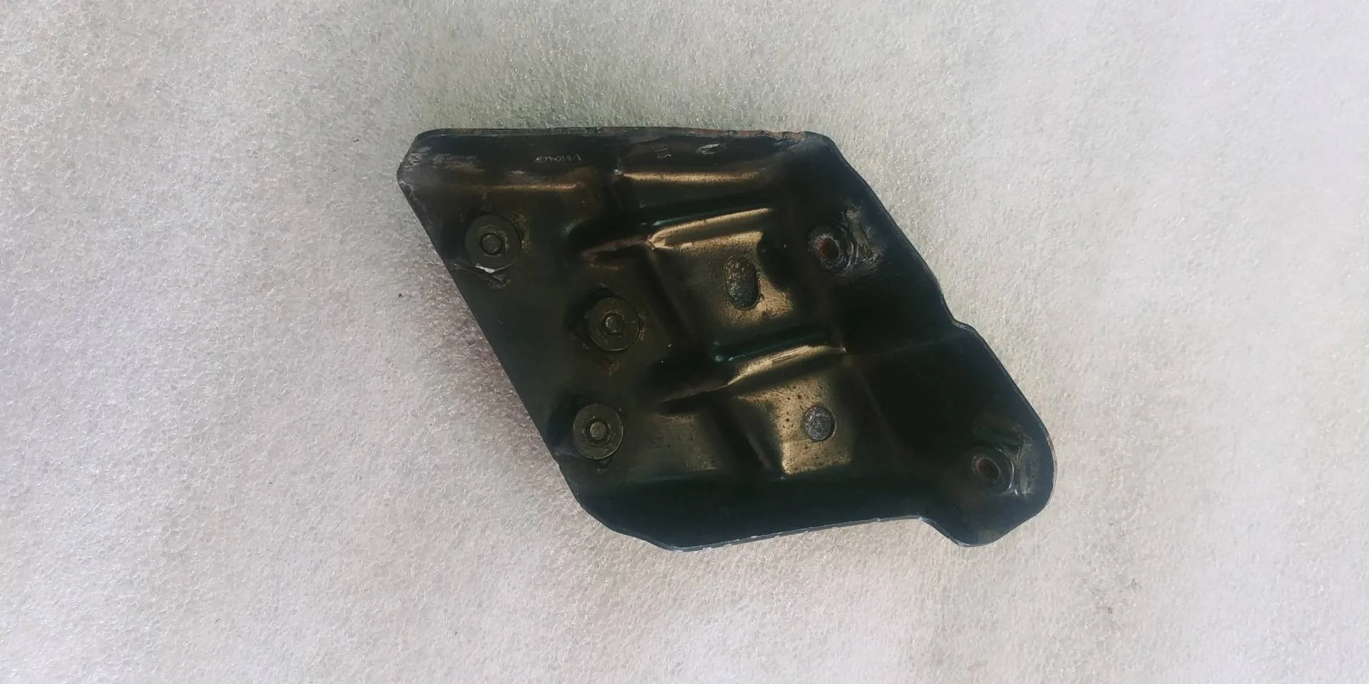 кронштейн крыла левый Volkswagen Touareg 2 7P6 2012