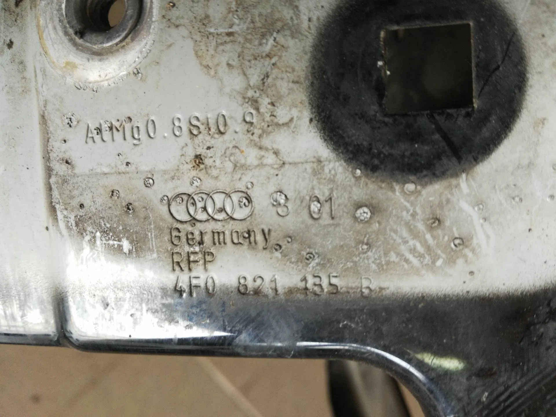 кронштейн крыла левый Audi A6 4F/C6