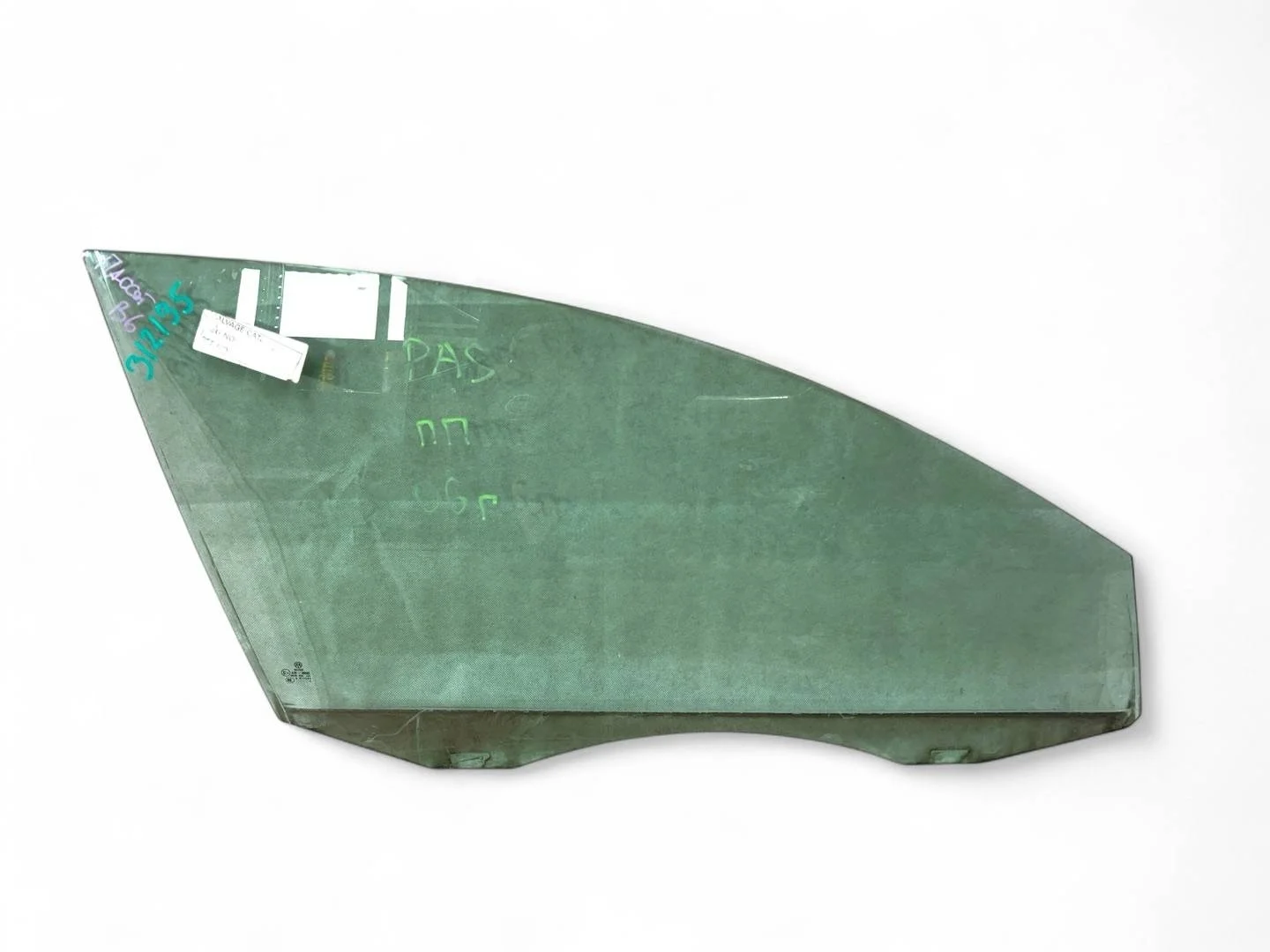 стекло двери передней правой Volkswagen Passat B6