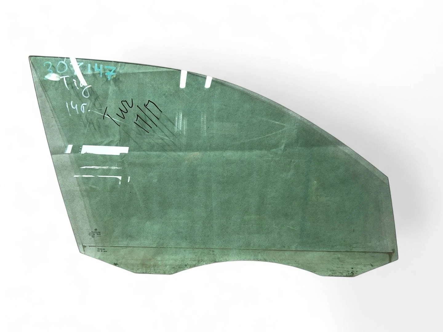 стекло двери передней правой Volkswagen Tiguan