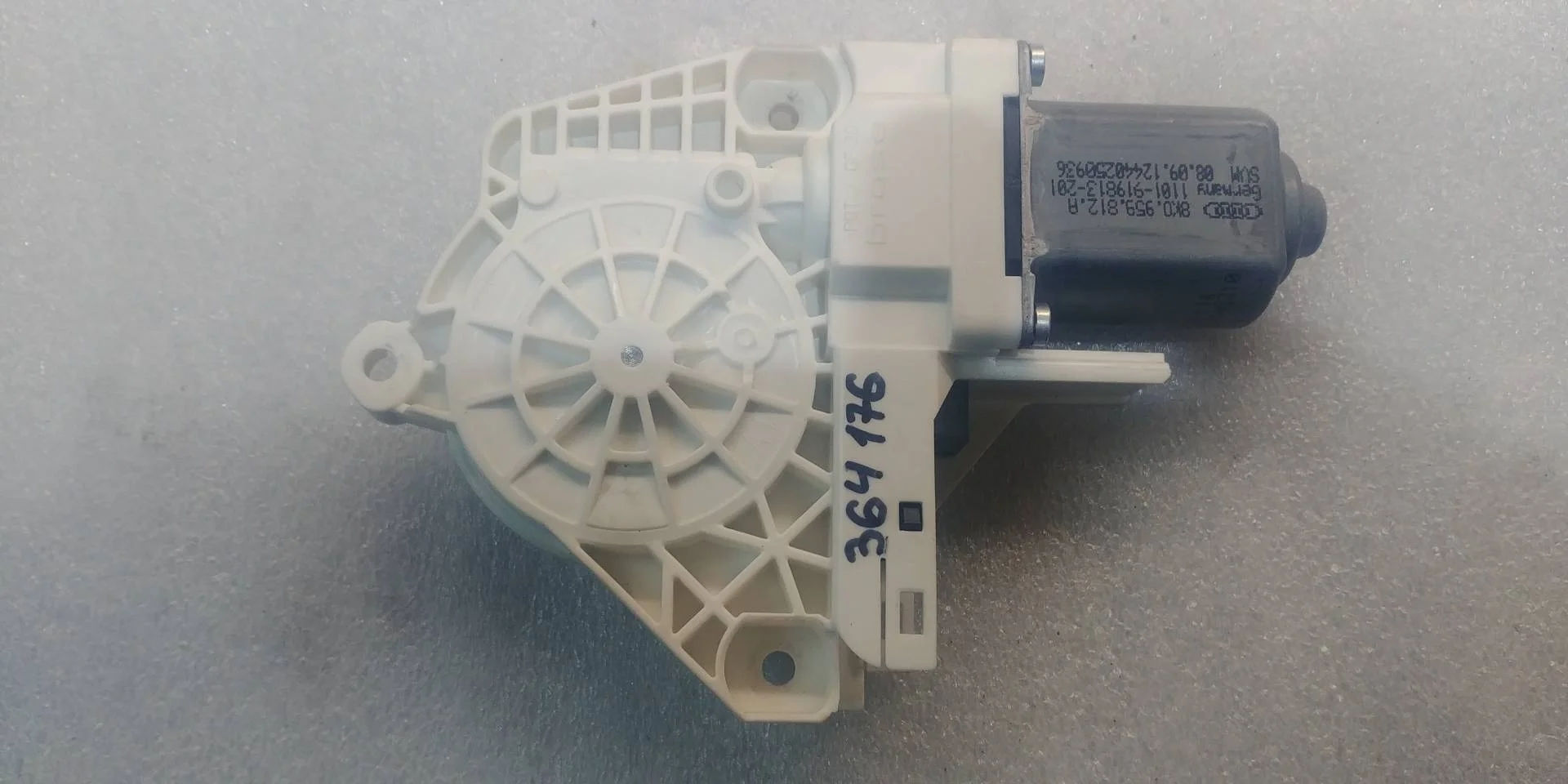 Моторчик стеклоподъемника двери Audi A4