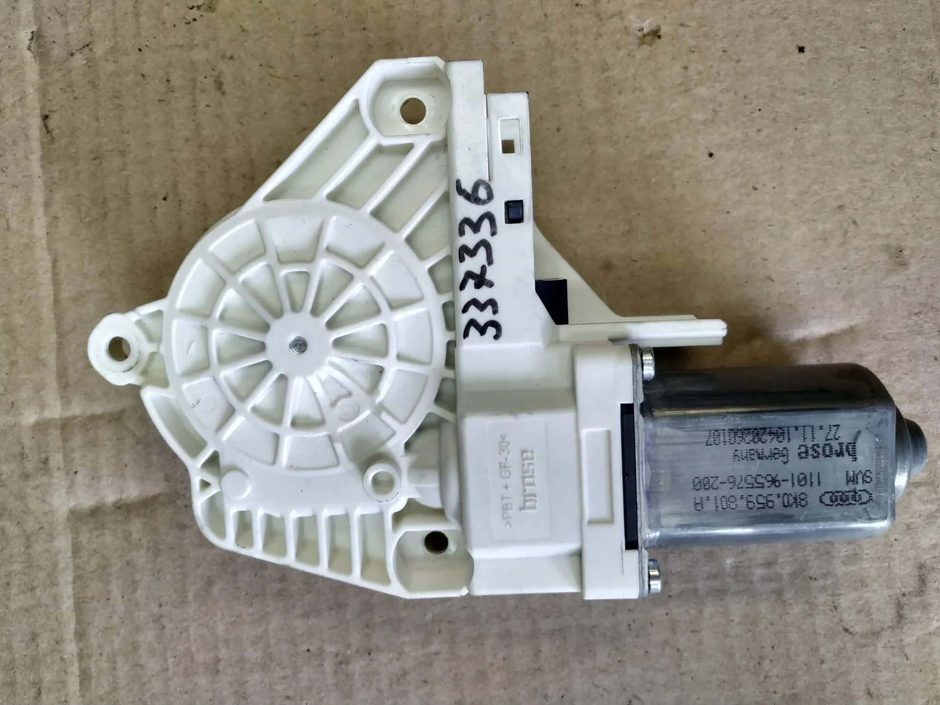 Моторчик стеклоподъемника двери Audi A4