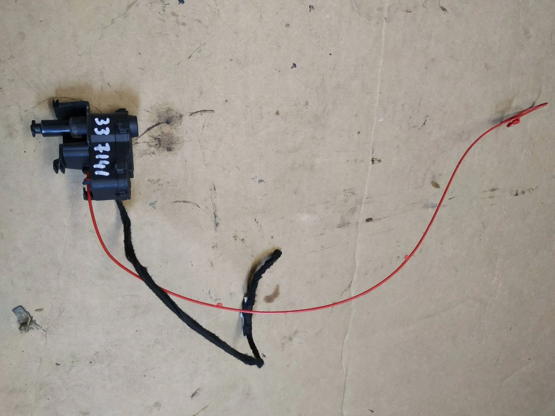 Механизм открывани лючка бензобака Audi A4