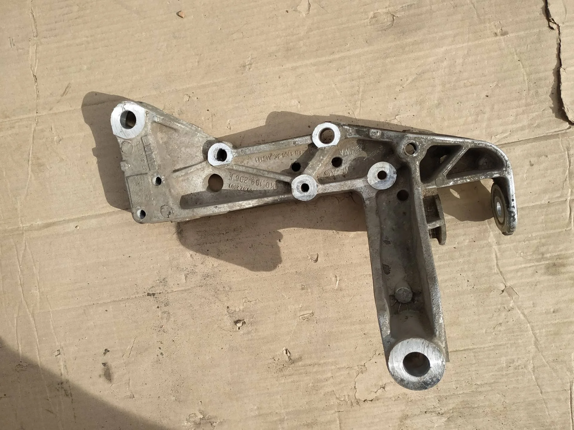 Кронштейн рычага Volkswagen Caddy 3