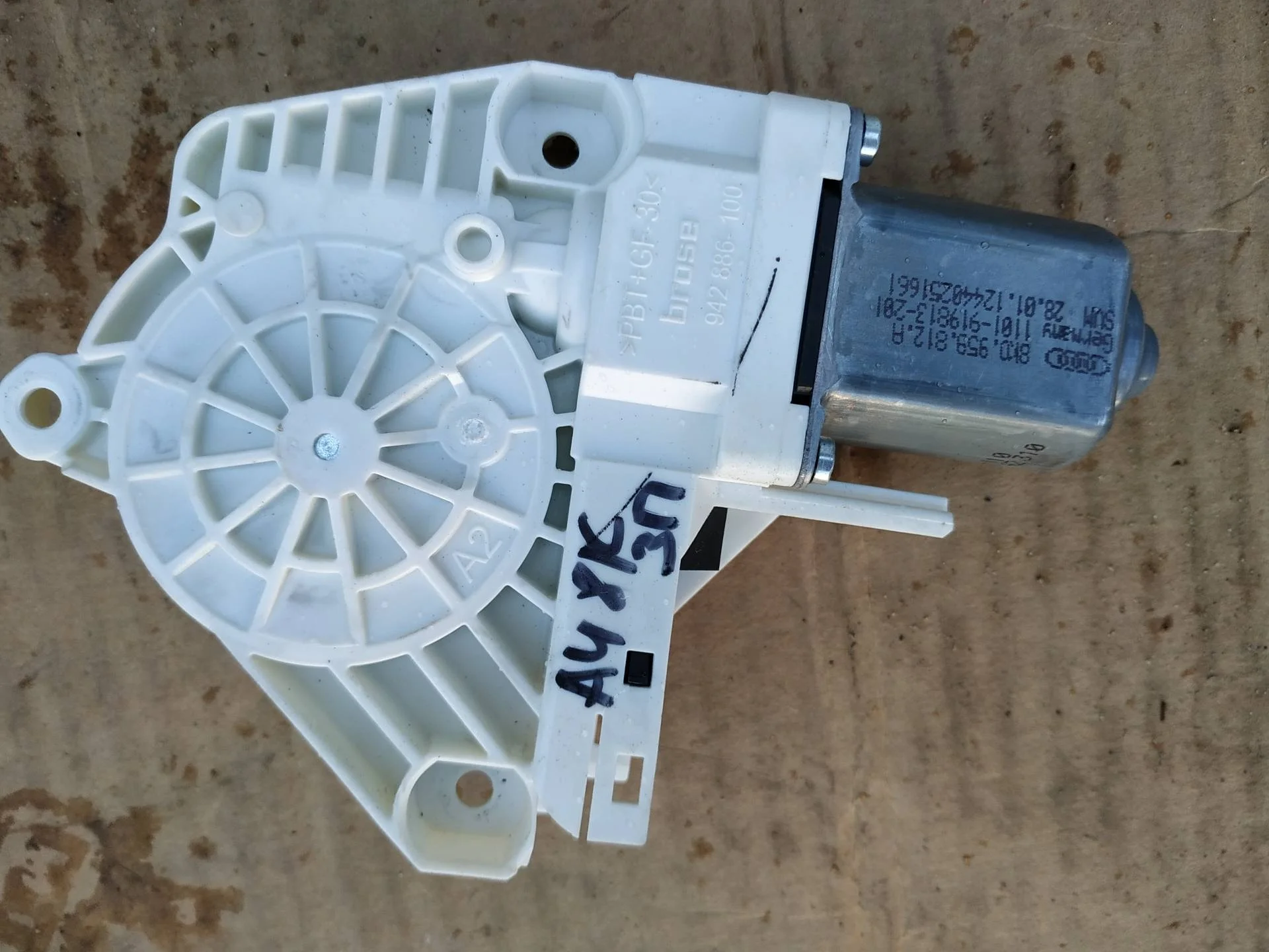 Моторчик стеклоподъемника двери Audi A4