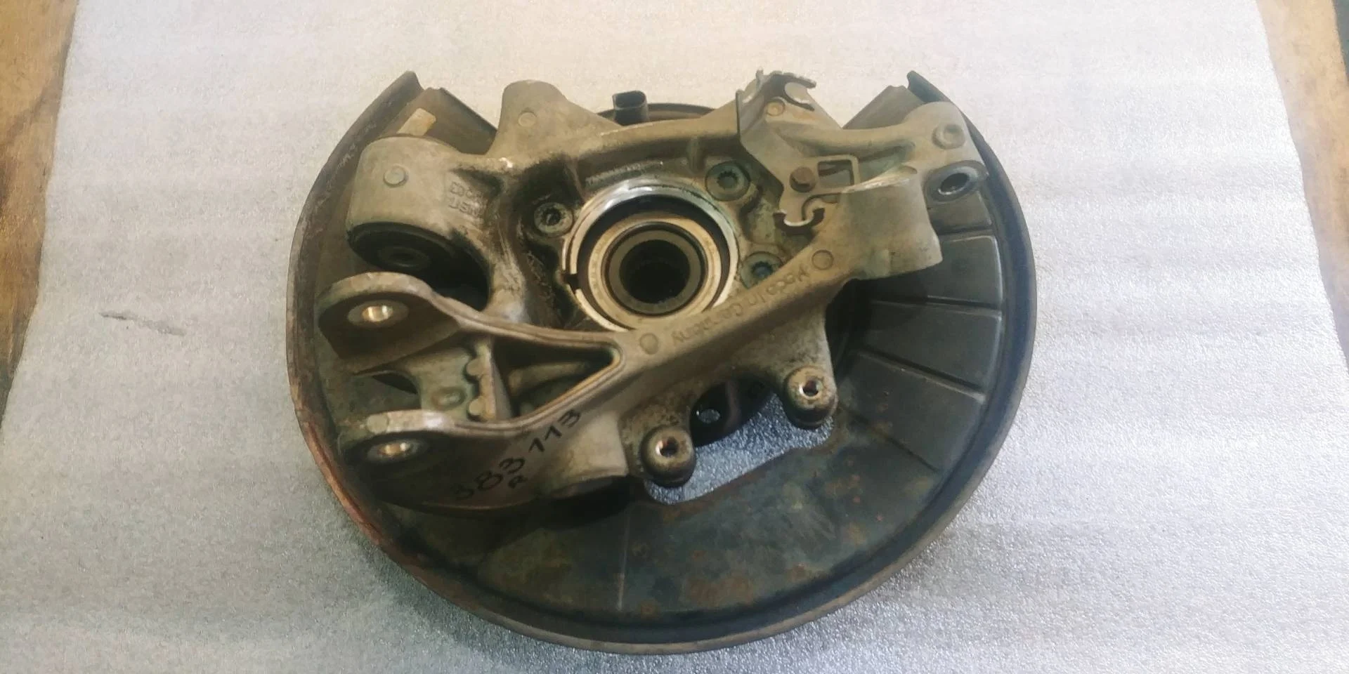 кулак задний правый Volkswagen Touareg 2  2013