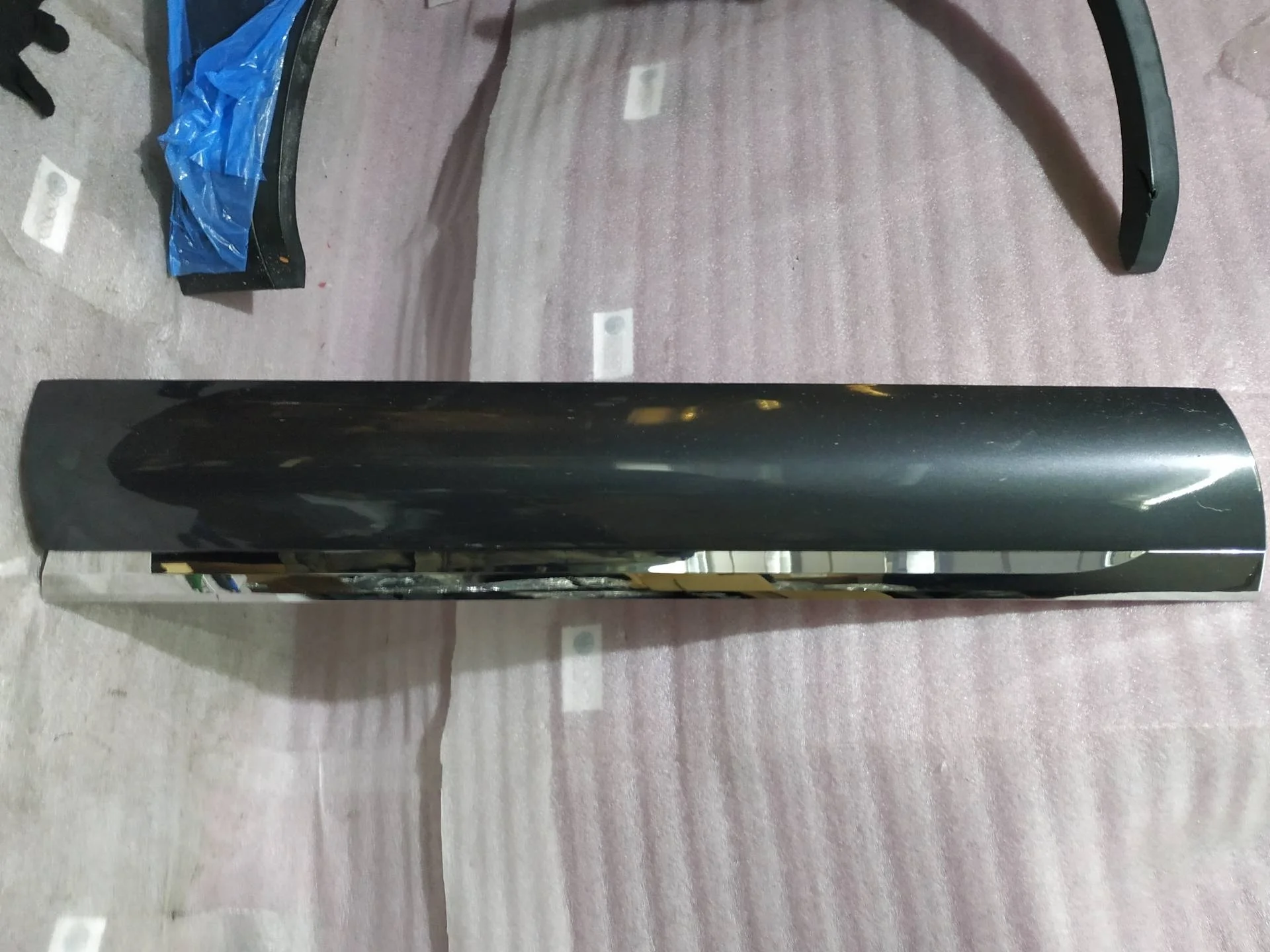 накладка двери передней левой Volkswagen Touareg 2  2013