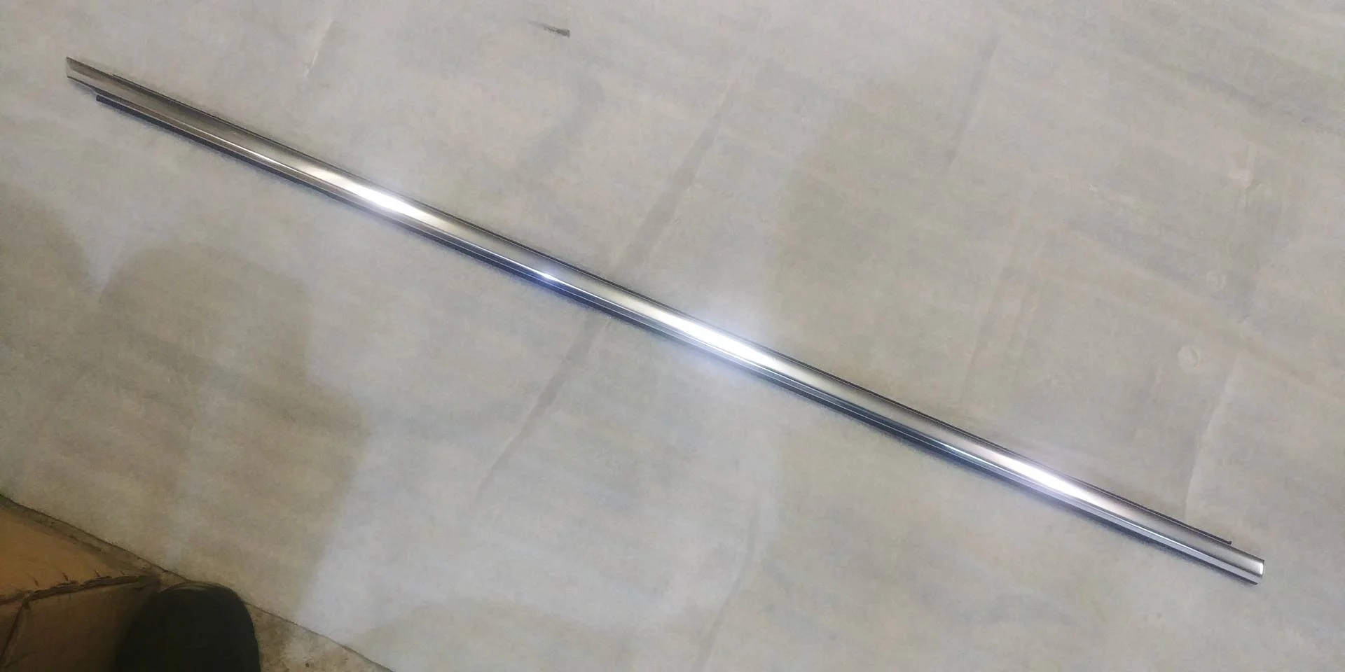 молдинг двери передней правой Volkswagen Touareg 2  2013