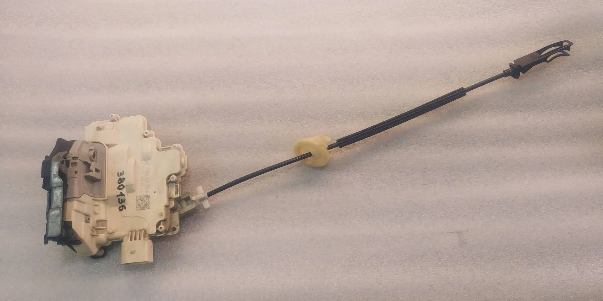 замок двери задней правой Volkswagen Touareg 2  2013