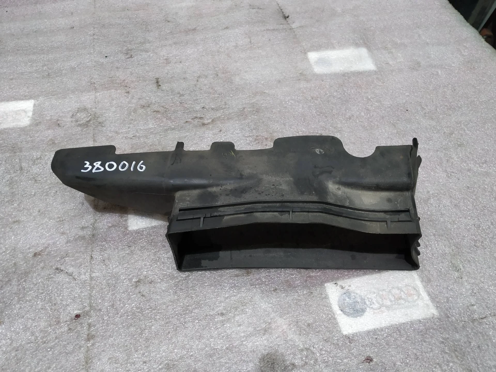 воздухозаборник Volkswagen Touareg 2  2013