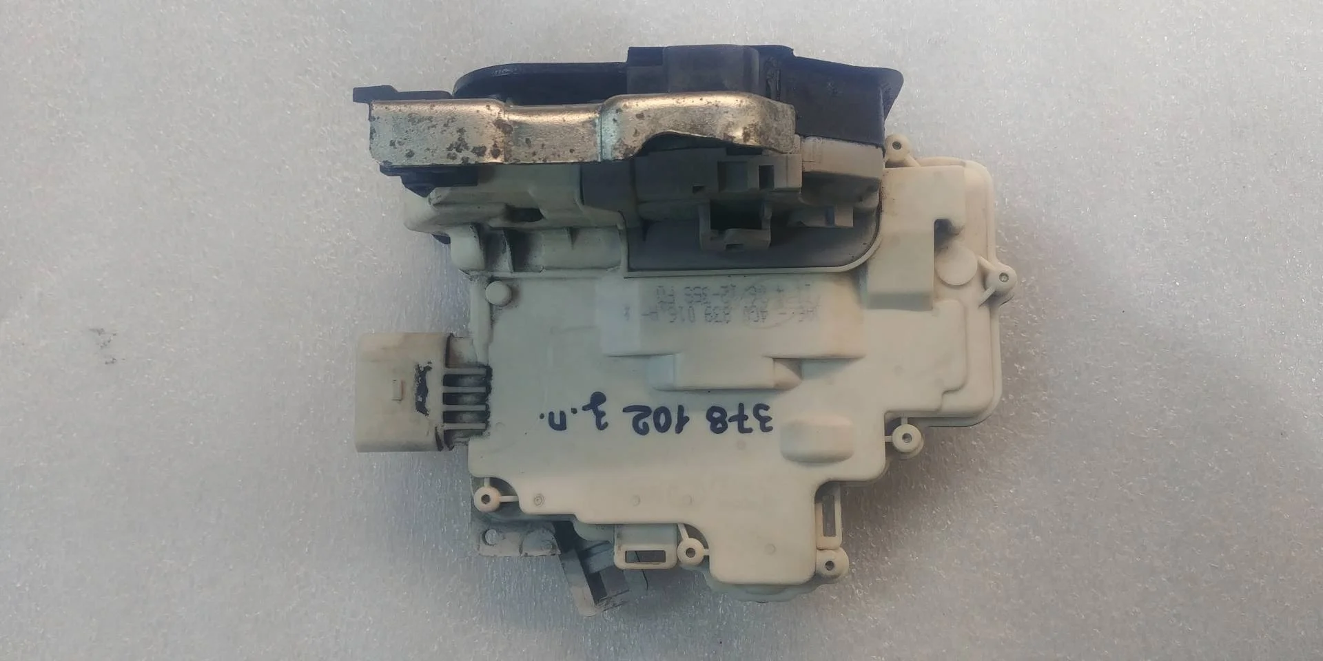 замок двери задней правой Volkswagen Touareg 2  2013