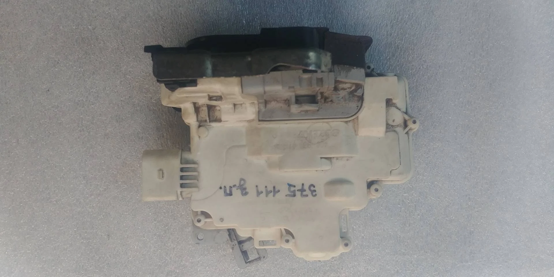 замок двери задней правой Volkswagen Touareg 2  2013