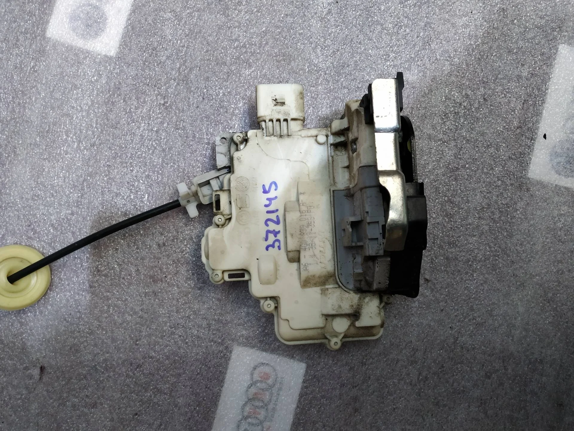 замок двери задней правой Volkswagen Touareg 2  2013