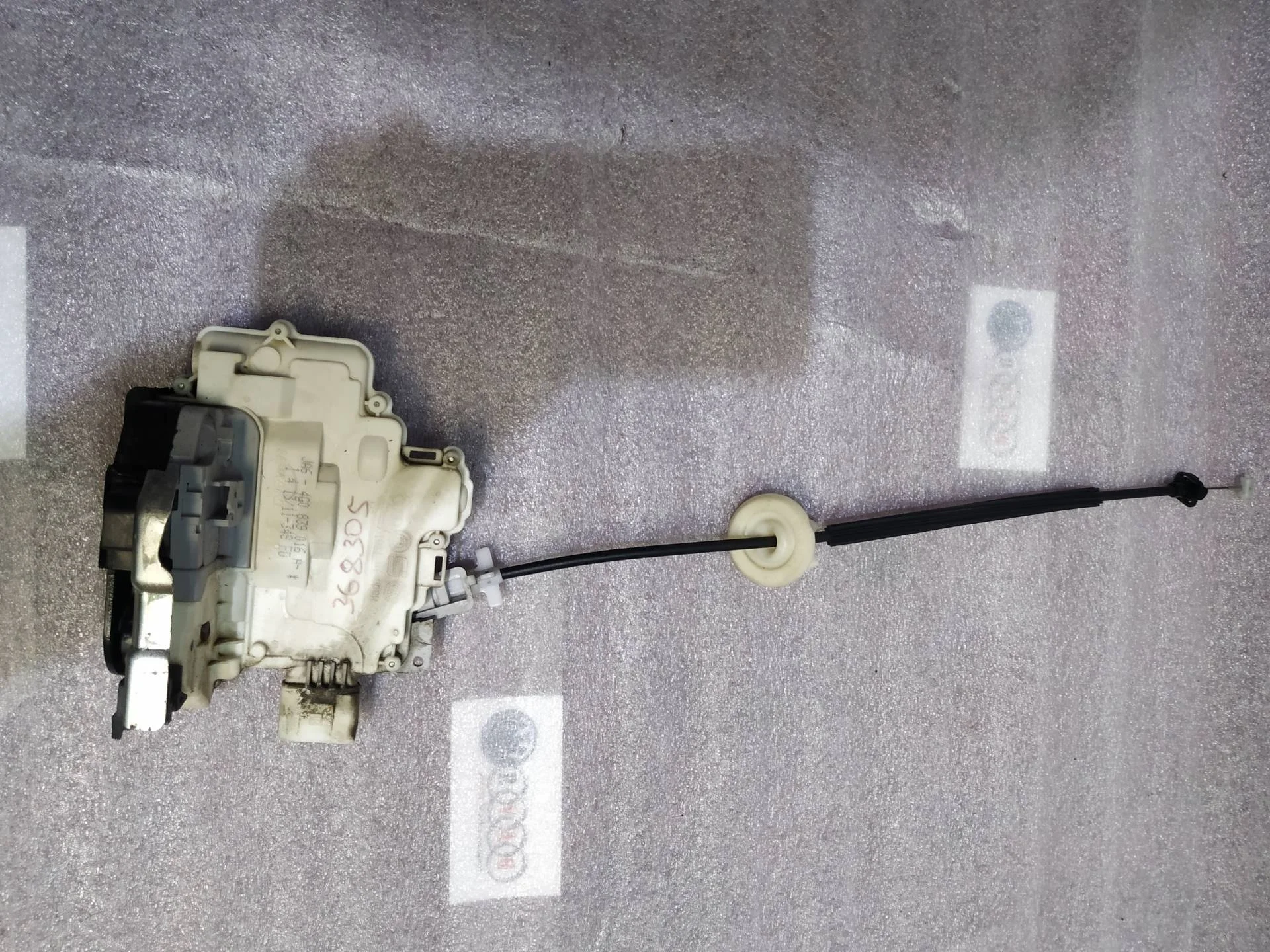 замок двери задней правой Volkswagen Touareg 2  2013