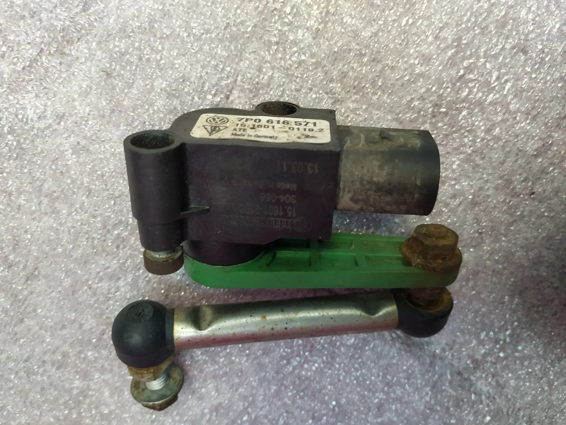 датчик дорожного просвета задний Volkswagen Touareg 2  2013