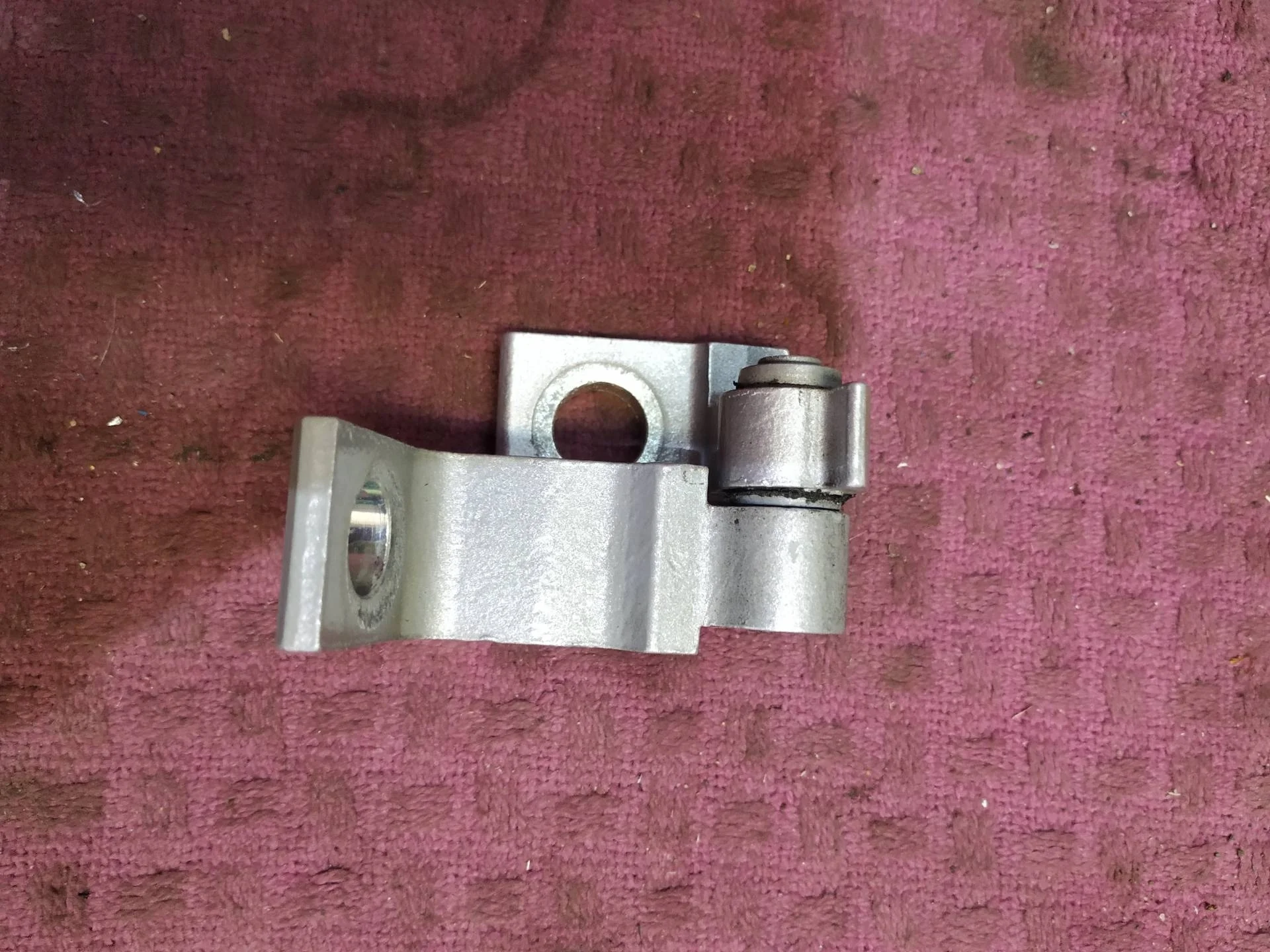 петля двери левой Volkswagen Touareg 2  2013