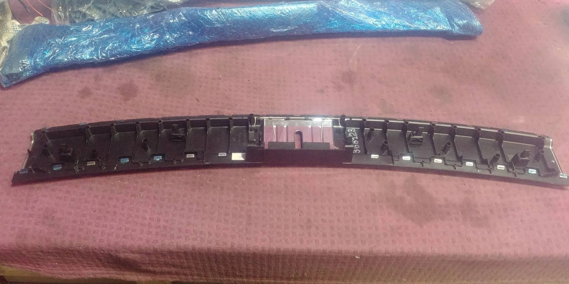 накладка внутренняя на заднюю панель кузова Volkswagen Touareg 2  2013