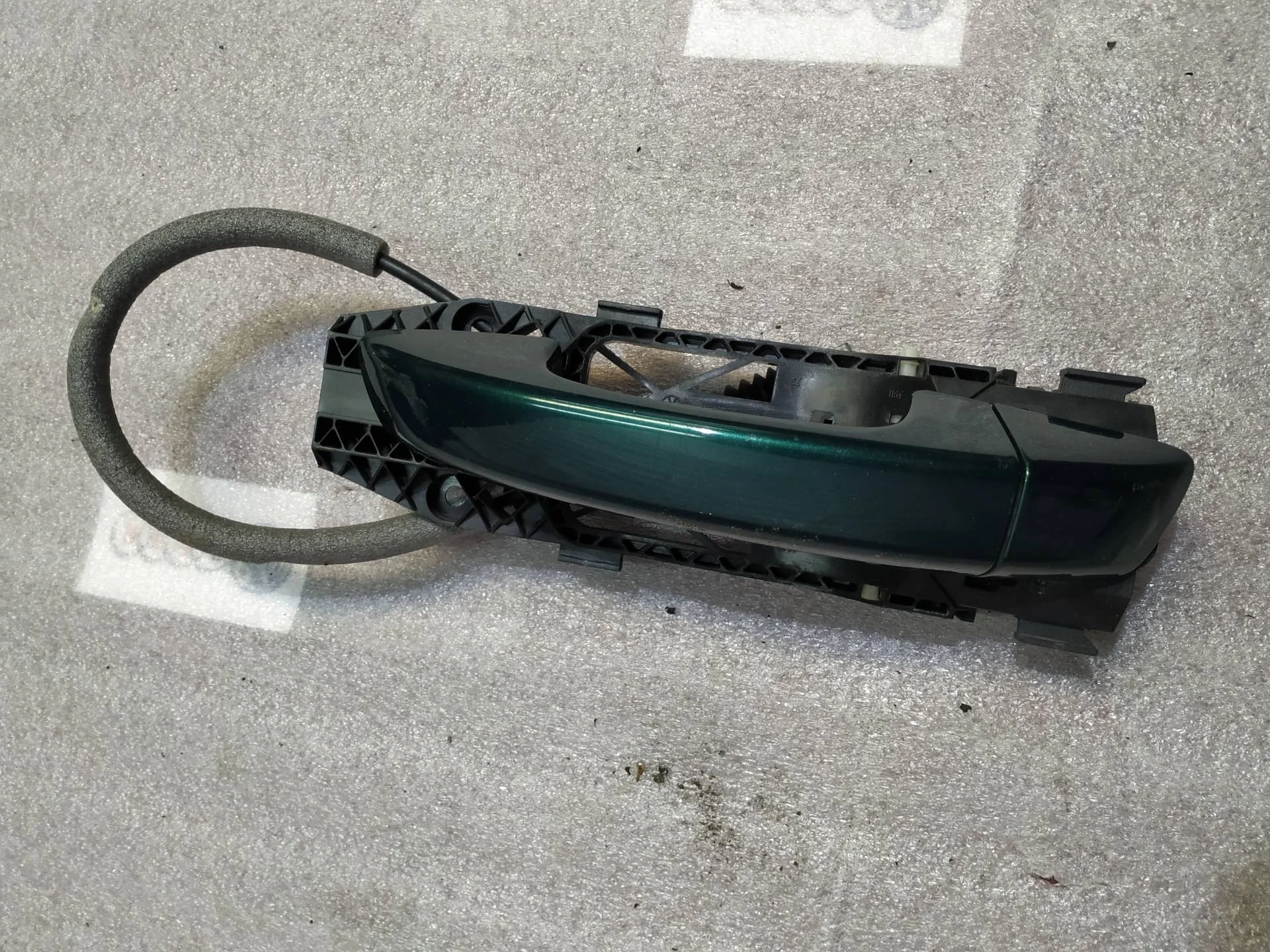 ручка наружная двери задней левой Volkswagen Touareg 2  2013