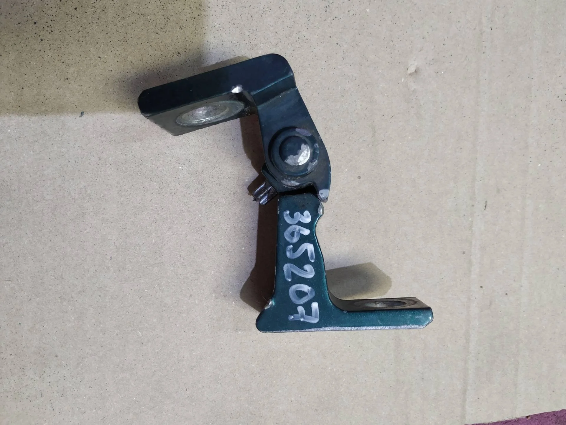 петля двери левой Volkswagen Touareg 2  2013