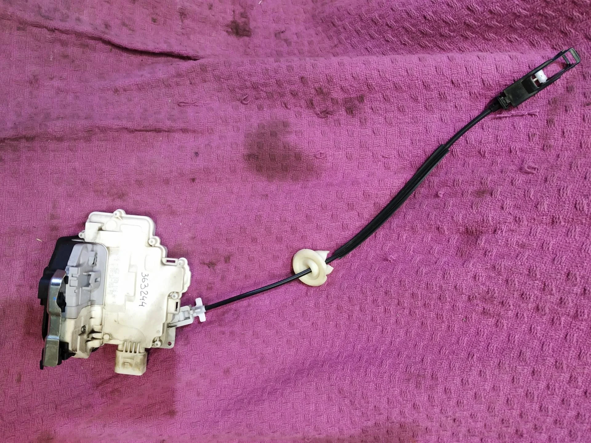 замок двери задней правой Volkswagen Touareg 2  2013