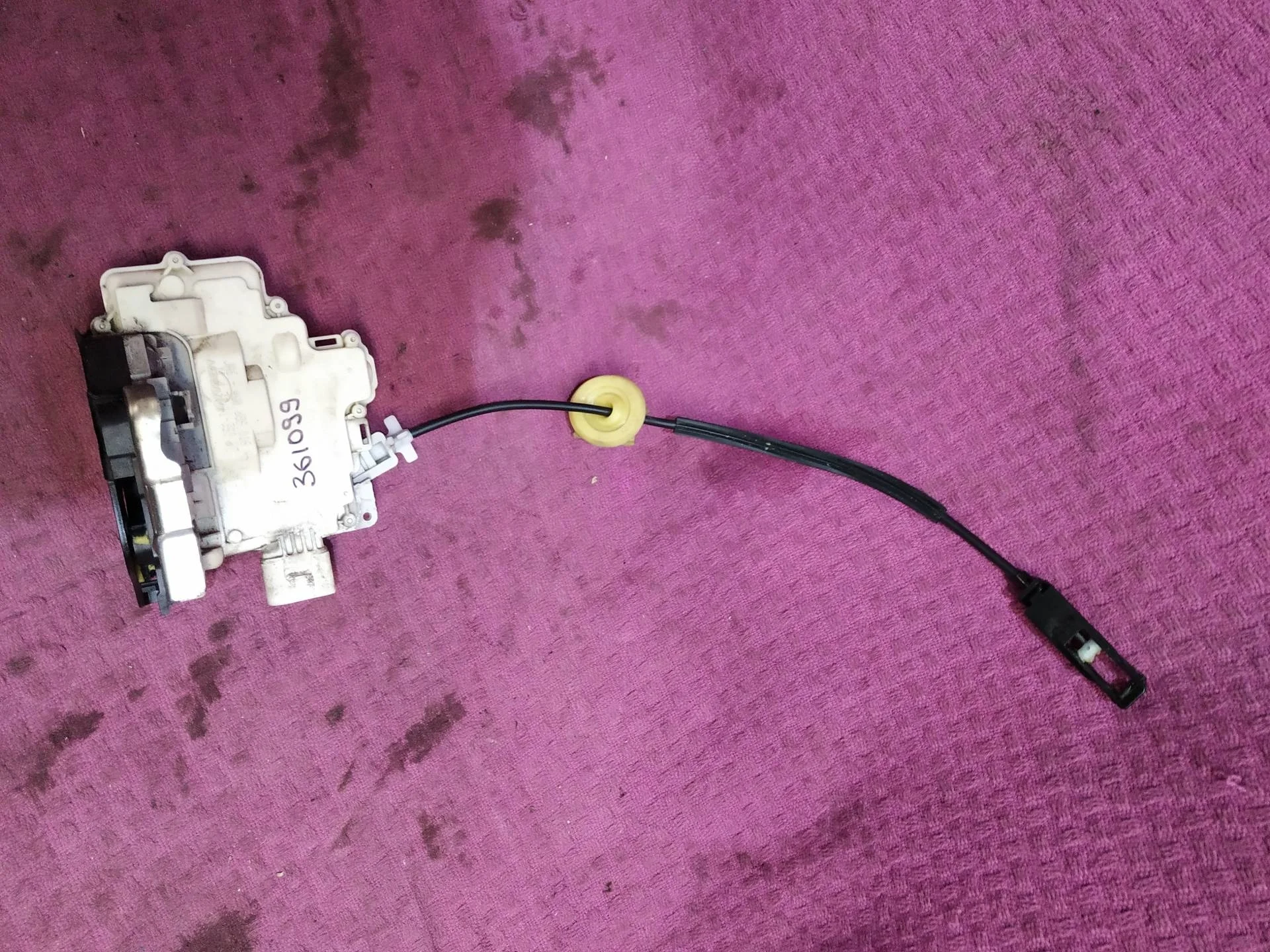 замок двери задней правой Volkswagen Touareg 2  2013