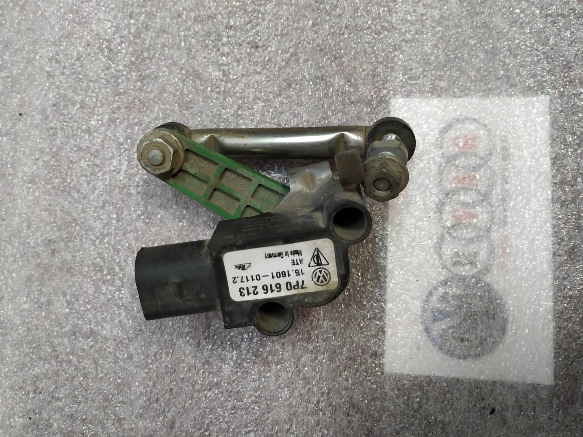 датчик дорожного просвета передний левый Volkswagen Touareg 2  2013