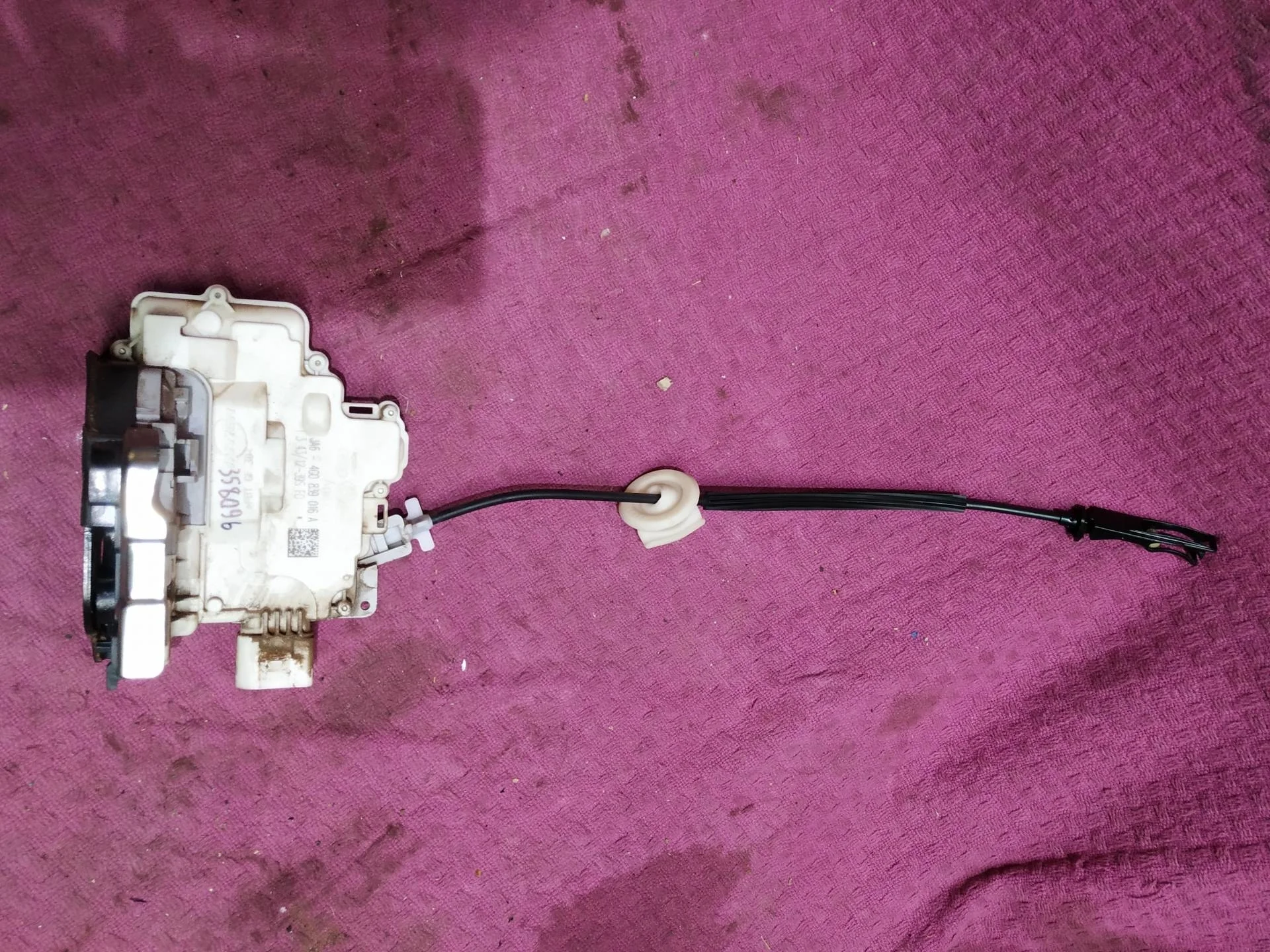 замок двери задней правой Volkswagen Touareg 2  2013