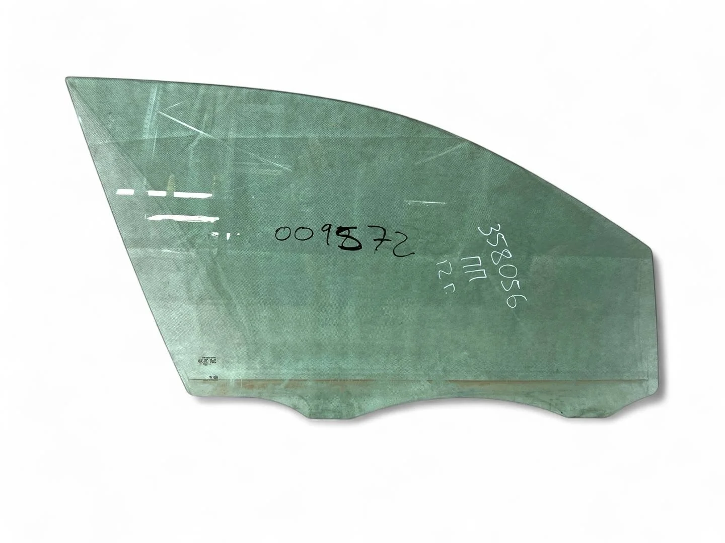 стекло двери передней правой Volkswagen Touareg 2  2013