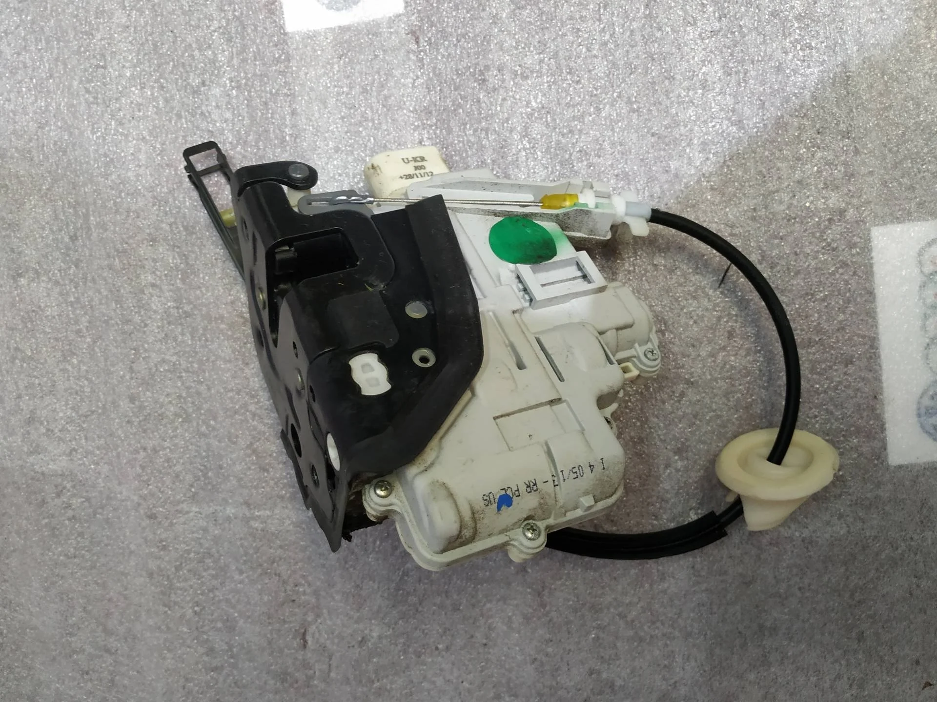 замок двери задней правой Volkswagen Touareg 2  2013