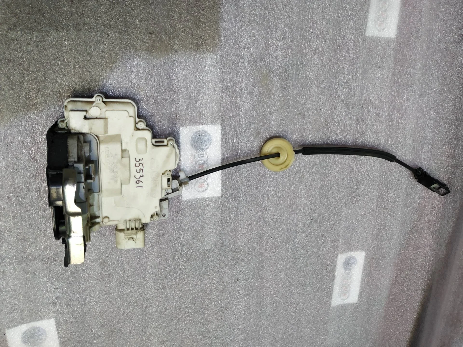 замок двери задней правой Volkswagen Touareg 2  2013