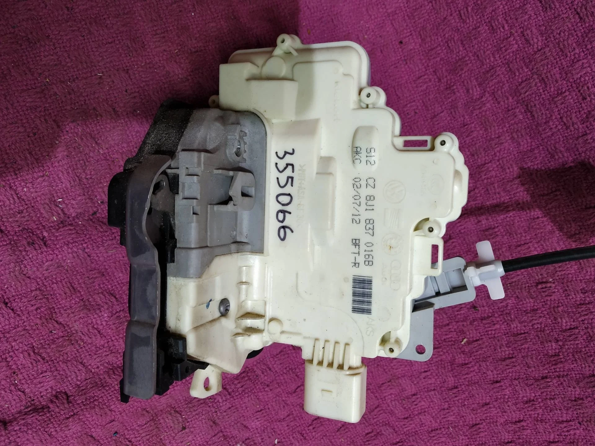 замок двери передней правой Volkswagen Touareg 2  2013