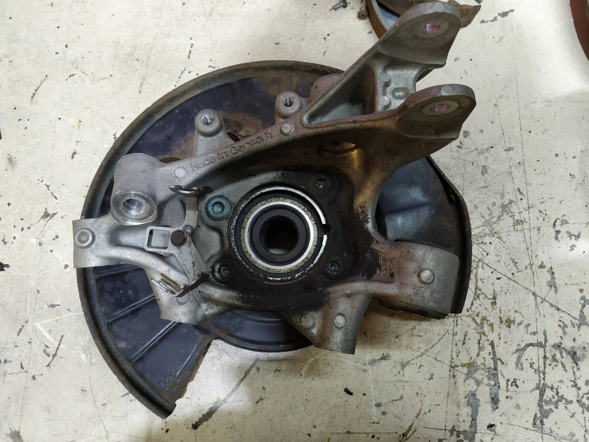 кулак задний правый Volkswagen Touareg 2  2013