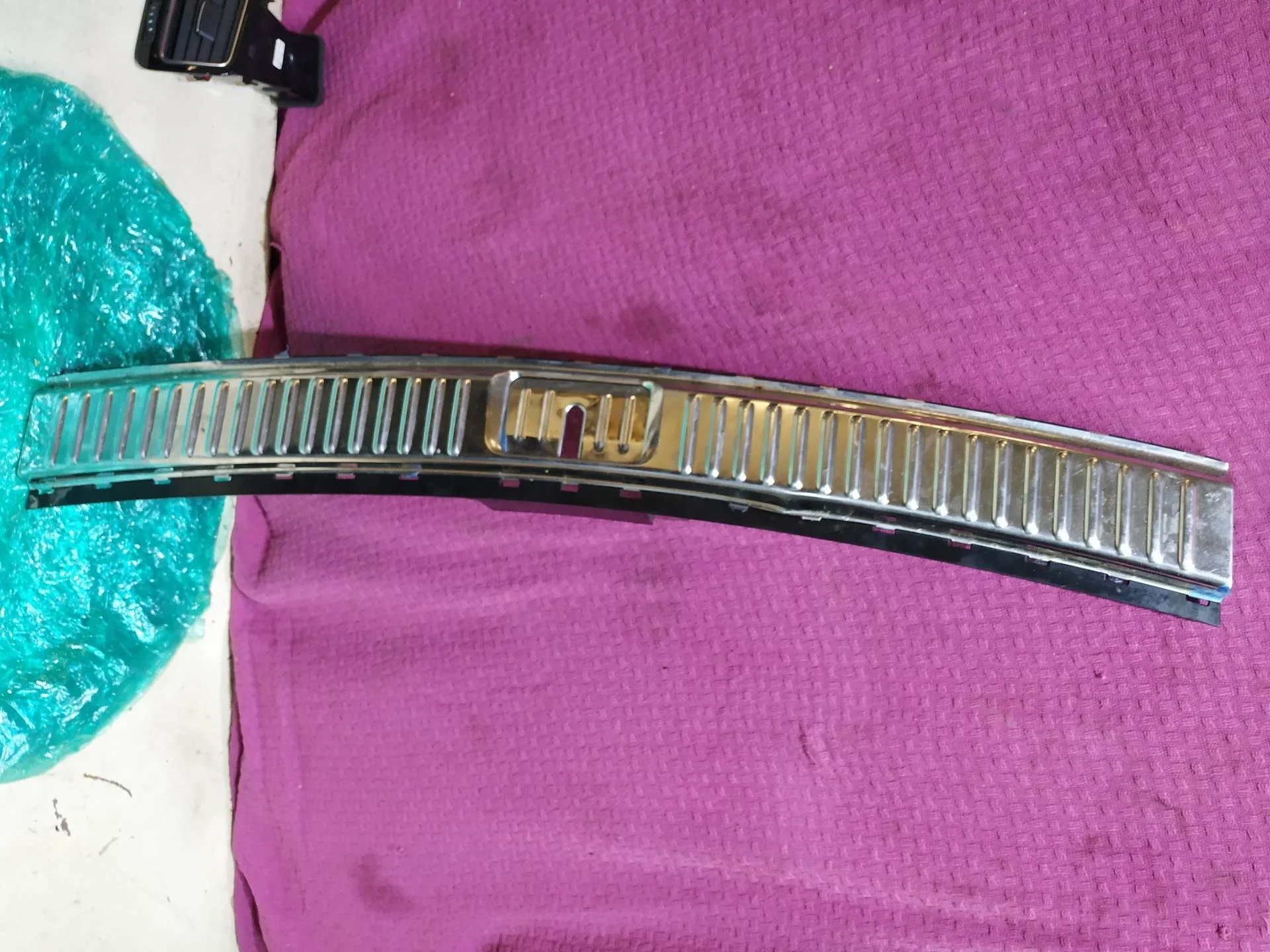 накладка внутренняя на заднюю панель кузова Volkswagen Touareg 2  2013